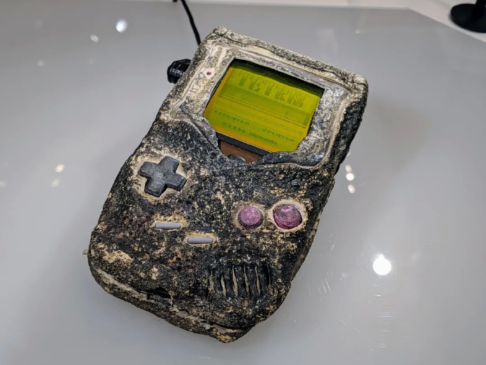 从海湾战争中幸存的传奇GameBoy已从纽约任天堂展厅“退役”